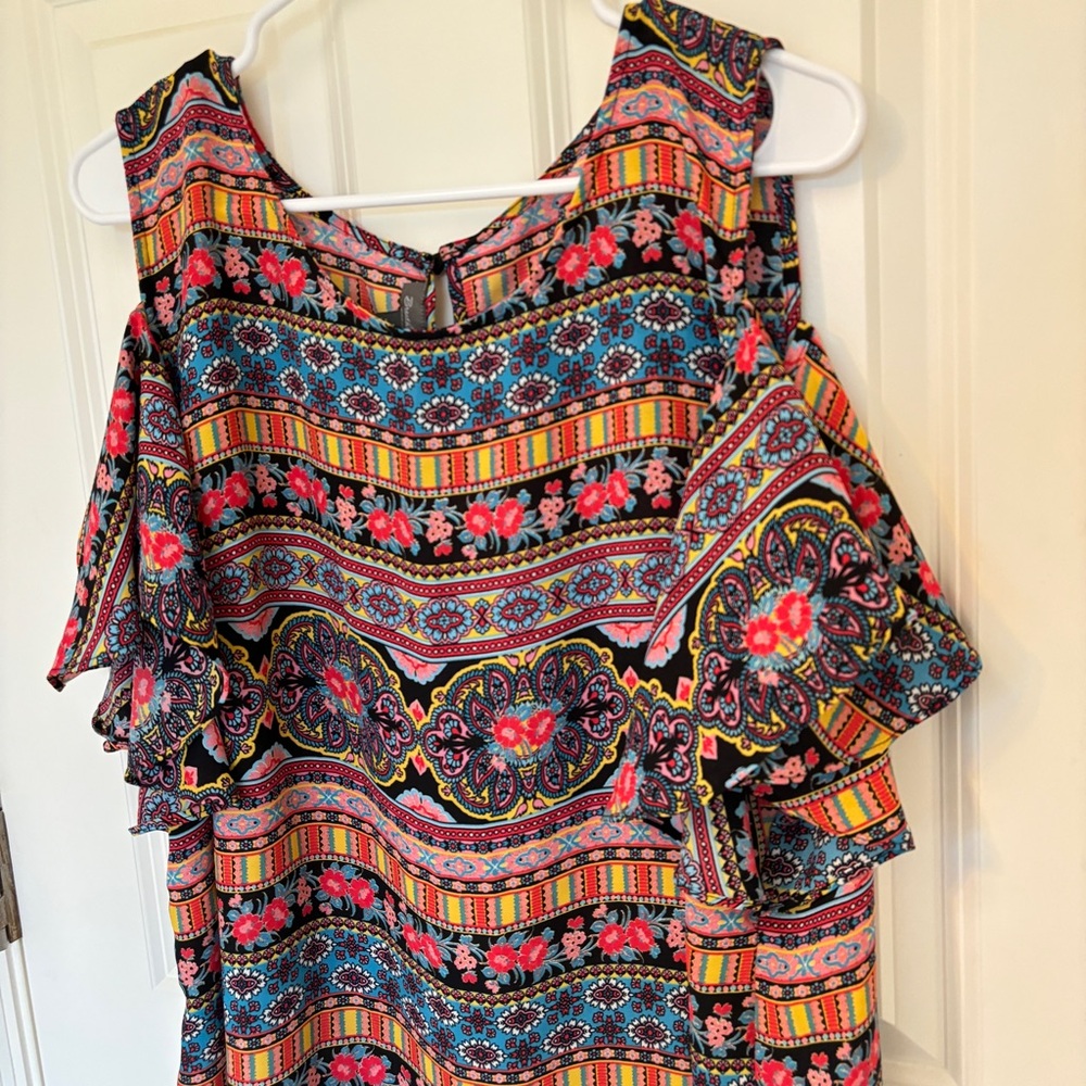 Beautiful open shoulder top by Breathless in size 1X